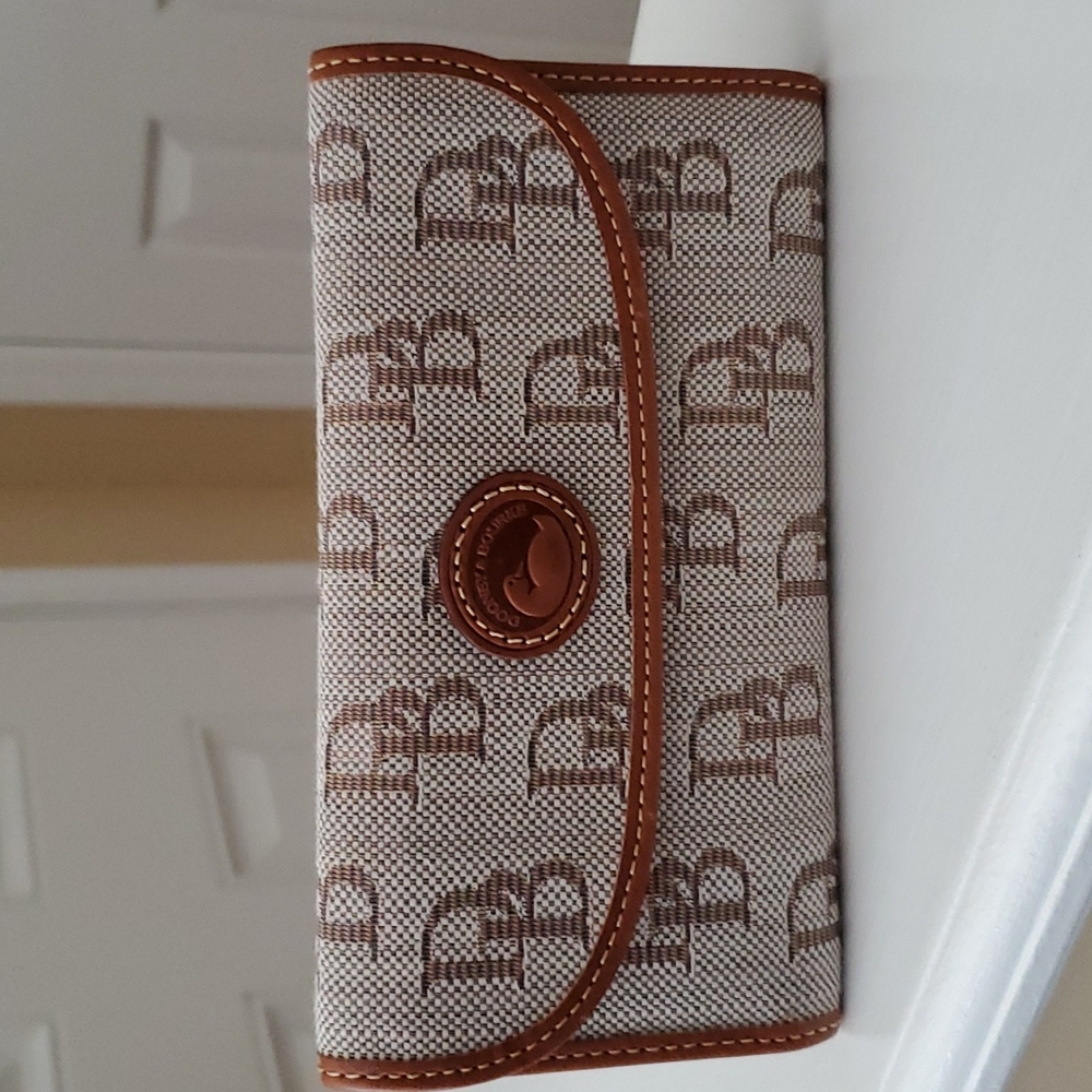 🎉TODAY ONLY (NWT) Dooney & Bourke wallet